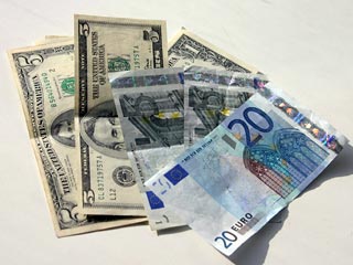 Доллар прибавил 2 копейки, евро рванул вверх на 42