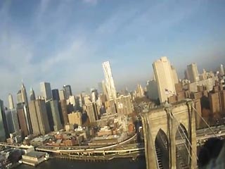 Энтузиасты сняли зрелищное ВИДЕО с помощью игрушечного самолетика, пролетевшего над Нью-Йорком