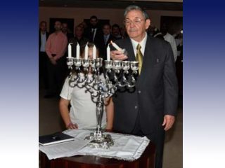 Раулю Кастро была оказана честь зажигания первой свечи ханукального светильника
