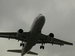 В Португалии от самолета в полете начали отваливаться куски металла: два человека ими ранены