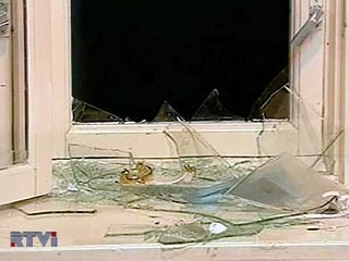 Сам памятник устоял на месте, однако в соседних домах вылетели стекла, в магазине напротив взрывной волной выбиты витрины