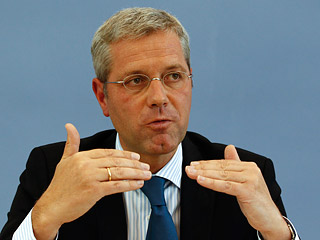 "Я не вижу предпосылок для безвредной утилизации топливных элементов", - сказал глава министерства Норберт Реттген в Бонне