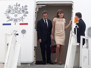 Супруга президента, бывшая модель Карла Бруни значительно превосходит его ростом. В связи с этим первая леди Франции избегает обуви на высоких каблуках