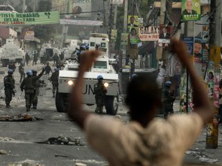 По меньшей мере два человека погибли и несколько десятков получили ранения в ходе массовых беспорядков, захлестнувших Гаити после объявления результатов первого тура президентских выборов