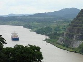 Проход судов через Панамский канал временно приостановлен из-за обрушившихся на регион сильнейших дождей