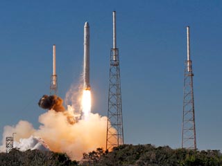 Первый коммерческий космический корабль Dragon частной компании Space X благополучно завершил тестовый полет в космос, выйдя на околоземную орбиту и вернувшись обратно на землю