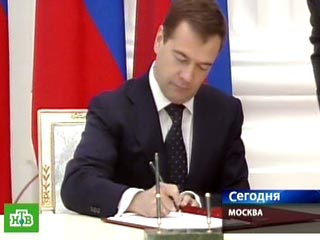 Президент России Дмитрий Медведев подписал так называемый "закон о больничных", который, как опасаются профсоюзы и эксперты, ухудшит положение работников