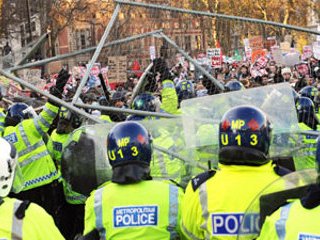 Британской полиции удалось полностью вытеснить протестующих студентов с Парламентской площади в центре Лондона, которая стала местом ожесточенных столкновений демонстрантов с блюстителями порядка