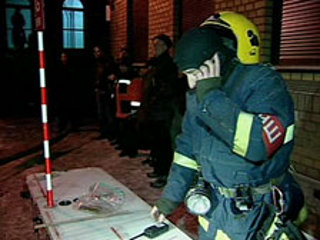 В Хабаровске пожар сегодня ночью полностью уничтожил автоангар и 14 находившихся в нем автобусов