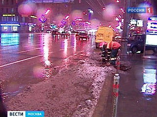Сильный снегопад, обрушившийся на Москву в четверг, уже к вечеру сменился дождем, который шел почти всю ночь, практически полностью растопив выпавший снег