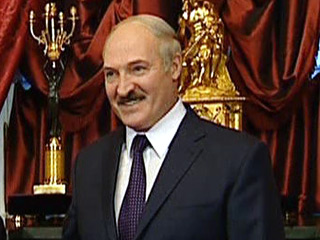 Президент Белоруссии Александр Лукашенко сообщил журналистам в пятницу, что помирился с российским коллегой Дмитрием Медведевым