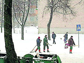 В Литве строго накажут дворников, расчищавших снег "серпасто-молоткастыми" лопатами