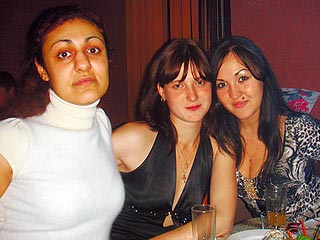 Убийца рядом со своими жертвами (слева направо: Суад, Дойна, Елена) 