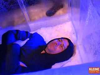 Австрийский иллюзионист Клаус Фокс смог 24 часа пролежать замурованным внутри глыбы льда. Ранее Клаус Фокс уже проделывал подобный трюк, только тогда в ледяном плену ему удалось провести "всего" 8 часов