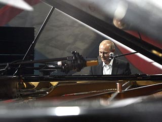 Путин на благотворительном вечере сыграл на рояле и спел по-английски