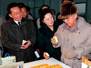 Ким Чен Ир совершил поездку по предприятиям пищевой промышленности Пхеньяна вместе с сыном и сестрой