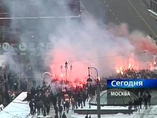 Группа футбольных фанатов, собравшаяся на массовую несанкционированную акцию на Манежной площади, устроила драку с выходцами с Кавказа