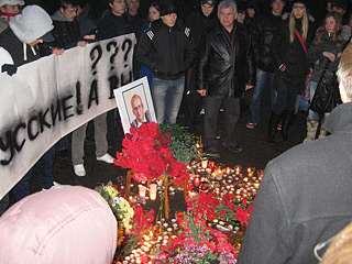 Участники митинга в Ростове-на-Дону в память о погибшем студенте Максиме Сычеве потребовали от властей региона и правоохранительных органов создать совместную рабочую группу по контролю за криминогенной обстановкой в области