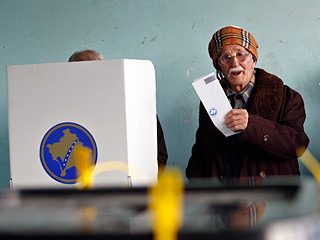 Досрочные парламентские выборы в Косово проходят без инцидентов, сообщили сегодня в Приштине представители Центральной избирательной комиссии
