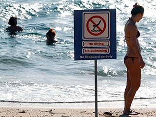 Власти египетского курорта Шарм-эш-Шейх собираются открыть пляжи, закрытые после серий нападений акул на отдыхающих