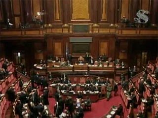 Сенат Италии во вторник утром отказался вынести вотум недоверия правительству Сильвио Берлускони