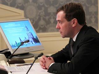 Правительственная комиссия доложила президенту РФ Дмитрий Медведеву, что новая скоростная автотрасса Москва - Санкт-Петербург будет проходить через Химкинский лес, по ранее выбранному маршруту