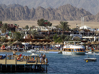 На пляжах отелей египетского курортного города Шарм-эш-Шейх началась установка смотровых вышек