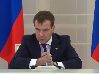 Президент России Дмитрий Медведев согласился с одним из пользователей Интернета, что сейчас на улицах Москвы ситуация намного спокойнее, чем обсуждение происходящего в Сети