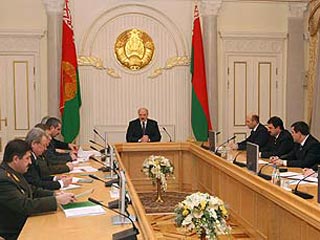 Александр Лукашенко провел совещание по вопросам обеспечения безопасности избирательной кампании. Затрагивалась и тема оппозиционной акции на Октябрьской площади, намеченной на вечер 19 декабря и заранее запрещенной властями
