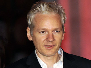 Основатель сайта WikiLeaks Джулиан Ассанж оказался на месте чиновников, чьи секретные документы, в том числе переписку, он предъявил общественности. Обнародованы фрагменты его личной переписки
