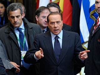 Сообщения в массовом порядке оскорбляли одного из участников саммита - премьер-министра Италии Сильвио Берлускони