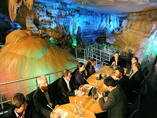 Президент Грузии Михаил Саакашвили провел заседание правительства в живописной пещере