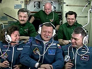 Первым на МКС "вплыл" богатырь-итальянец Паоло Несполи, за ним астронавт NASA Кэтрин Колман и последним борт корабля покинул командир - россиянин Дмитрий Кондратьев