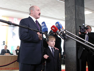 Действующий президент Белоруссии Александр Лукашенко набирает на президентских выборах 72,03% голосов