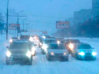 Движение на центральных магистралях Москвы в понедельник утром сильно затруднено из-за выпавшего снега