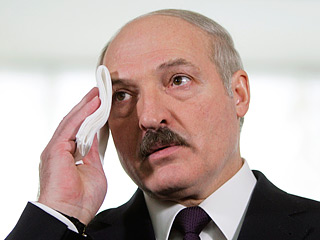 Действующий президент Белоруссии Александр Лукашенко лидирует с результатом 79,67% голосов после подсчета 100% бюллетеней на президентских выборах