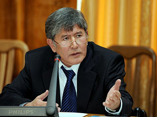 В Киргизии в понедельник приступило к работе новое коалиционное правительство, которое возглавил Алмазбек Атамбаев