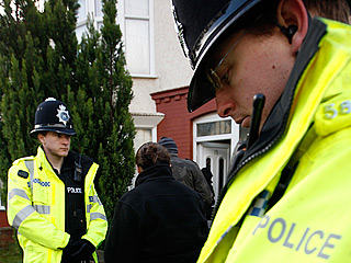 Британская полиция в понедельник утром арестовала в трех городах Великобритании 12 человек по подозрению в намерении совершить террористический акт