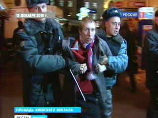 В московском ГУВД уточнили число задержанных за минувшие выходные - 1454 человека, из них 317 - несовершеннолетние