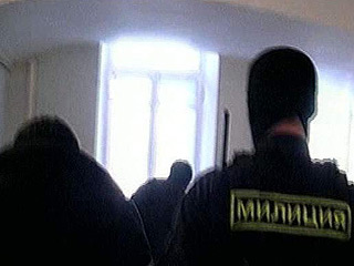 В Хабаровском крае милиция задержала мужчину, который взял в заложники свою малолетнюю дочь. Таким способом инвалид, проживающий в Доме офицерского состава, пытался отомстить супруге за измены