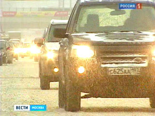 Снегопад в столице снова осложнил ситуацию на московских дорогах