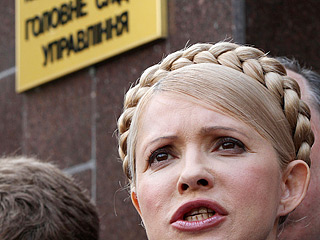 Экс-премьер Украины, а ныне лидер оппозиции Юлия Тимошенко, явившись накануне вечером на очередной допрос в генпрокуратуру, получила официальные обвинения по уголовному делу о нецелевом расходовании средств