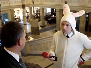 Журналист одного из украинских телеканалов вызвал настоящий ажиотаж в парламенте Украины, явившись во вторник на съемки в Верховную Раду в плюшевом костюме новогоднего зайца