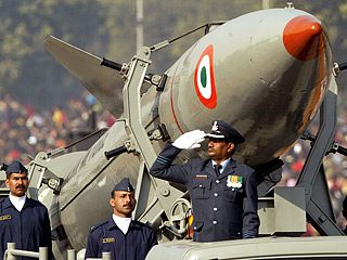 Индия провела в среду успешное испытание сразу двух баллистических ракет Prithvi-2, способных нести ядерный боезаряд. Запуски состоялись с мобильной установки на полигоне Чандипур на побережье восточного штата Орисса