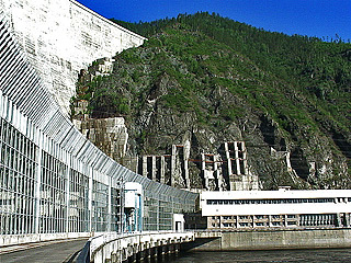 На Саяно-Шушенской ГЭС в среду включают в сеть новый гидроагрегат - третий по номеру и четвертый по счету. Таким образом, первый этап восстановления крупной гидростанции после аварии в августе 2009 года, жертвами которой стали 75 человек, будет завершен