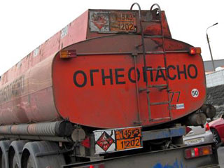 Крупное ДТП произошло в ночь на четверг на одной из трасс Якутска, где столкнулись бензовоз на базе "КамАЗа" и "УАЗ"