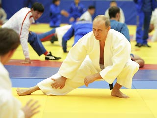 Владимир Путин провел тренировку с российскими борцами 
