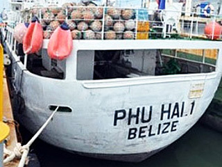 Не раз такую акцию устраивал экипаж тунцелова Phu Hai-1, который ходит под флагом Белиза и принадлежит компании Antel Investments Ltd. Задолженность только перед шестью моряками с этого судна превышает 140 тыс. долларов