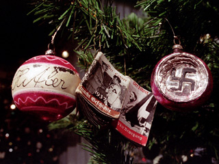 Накануне католического Рождества британская газета The Daily Mail опубликовала цветные фотоснимки, изображающие Адольфа Гитлера и его приближенных, которые собрались на праздничный вечер 18 декабря 1941 года в мюнхенском ресторане Lowenbraukeller