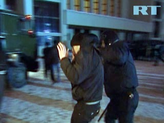 Сотрудники милиции задержали нескольких участников несанкционированной акции возле изолятора временного содержания в Минске в пятницу